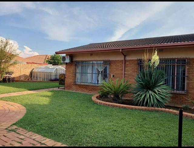 3 BEDROOM HOUSE FOR SALE IN PARKTOWN ESTATE